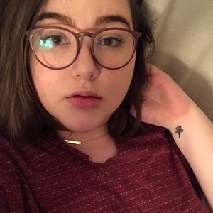 Meet your Posher, Adra